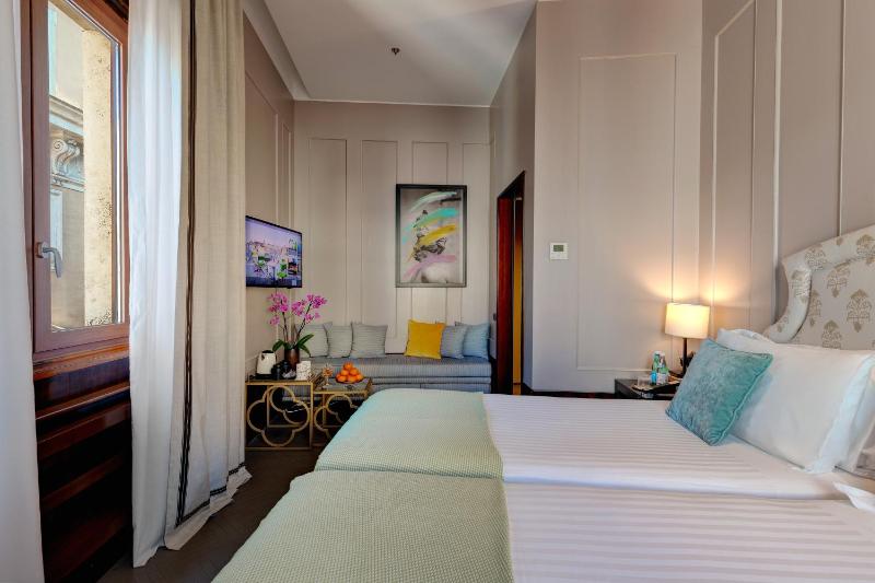 King Deluxe Double Room image 4