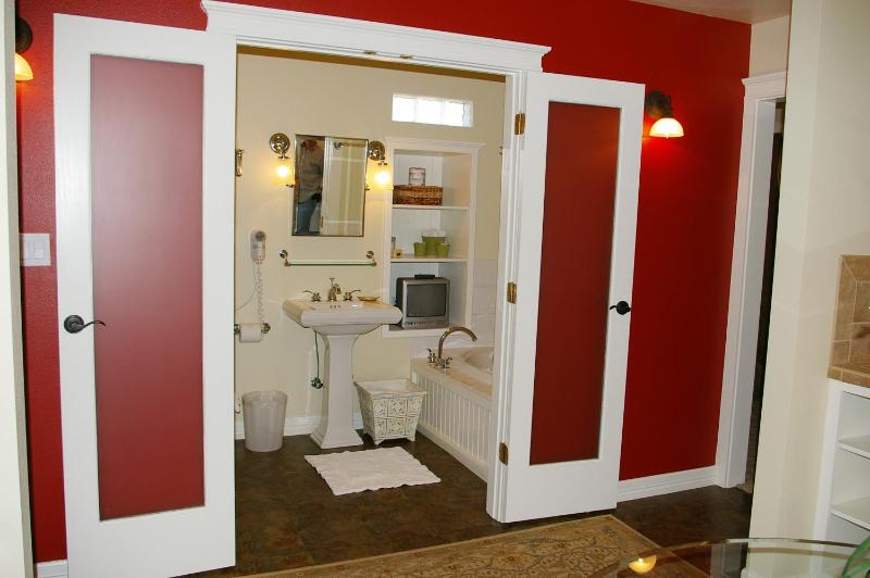 Executive King Suite image 2