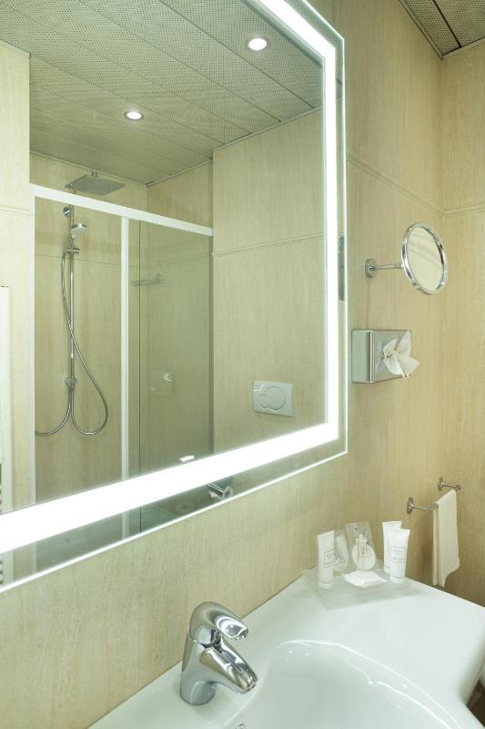 Superior Twin Room image 4