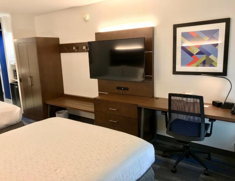 Standard Room with Two Queen Beds image 3