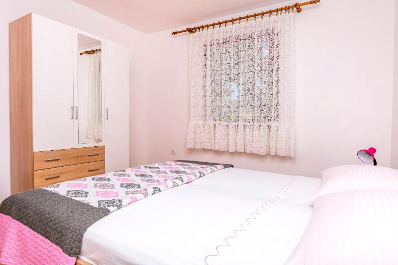 Two-Bedroom Apartment with Garden View image 4