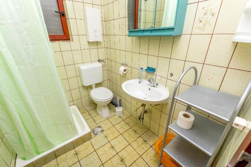 Two-Bedroom Apartment with Garden View image 3