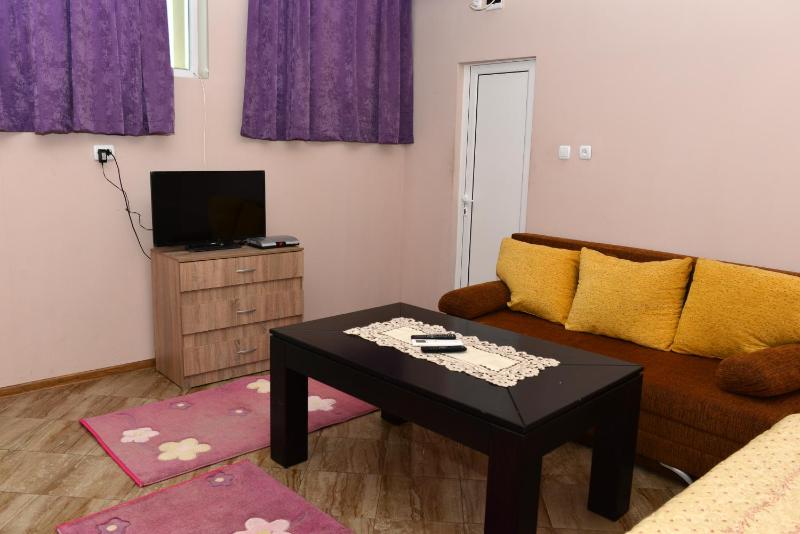 Twin Room with Bathroom image 4