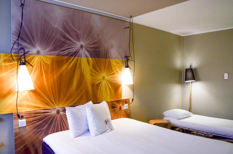 Standard Room with One Double Bed and One Single Bed image 3