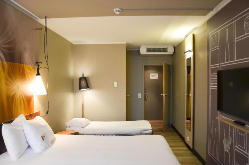 Standard Room with One Double Bed and One Single Bed image 4