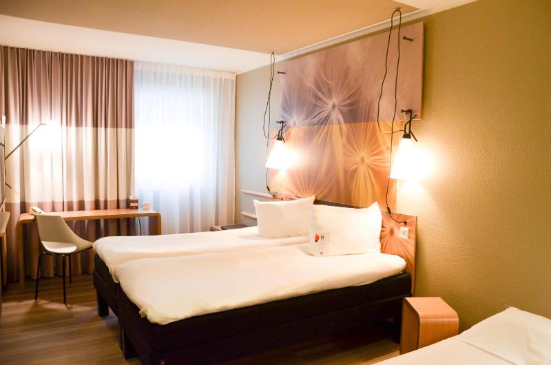 Twin Room image 3
