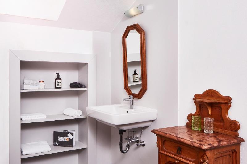 Single Room with Shared Bathroom image 4