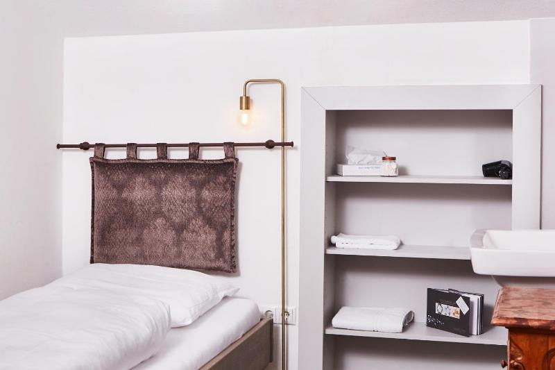 Single Room with Shared Bathroom image 3