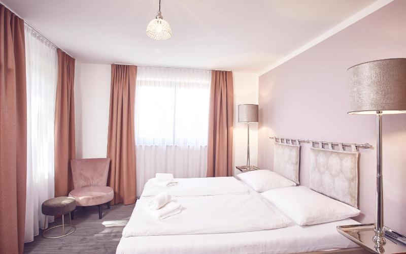 Double Room image 3
