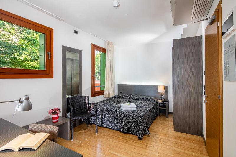 Small Double Room image 1