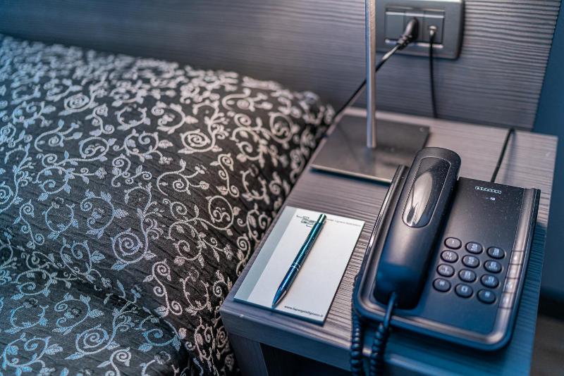 Economy Triple Room image 4