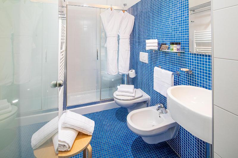 Small Double Room image 4