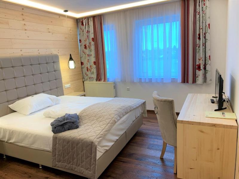 Deluxe Double Room image 3