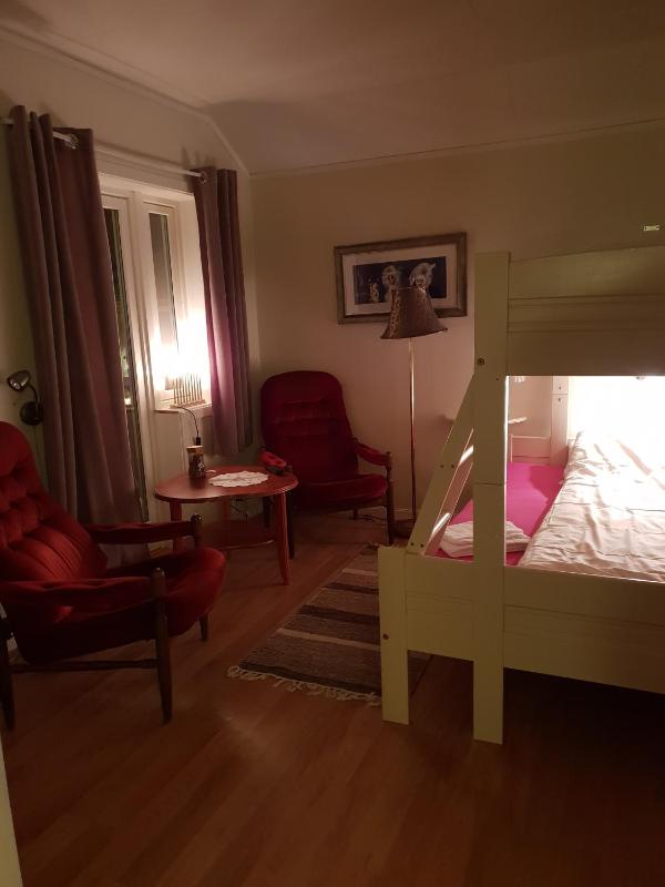 Twin Room with Bathroom image 3