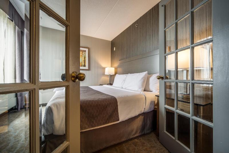 Deluxe King Suite with Jetted Tub and Living Room