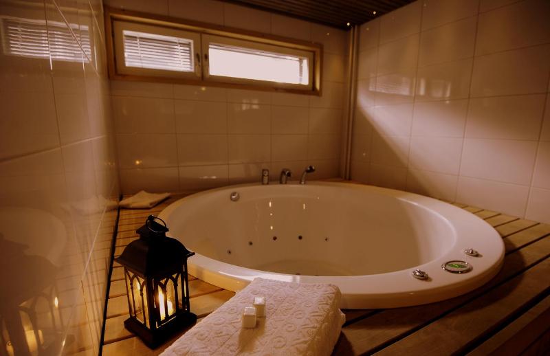 Deluxe Four-Bedroom Apartment image 3