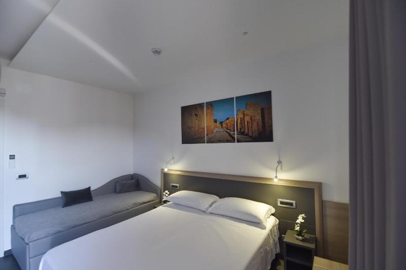 Quadruple Room with Balcony image 4