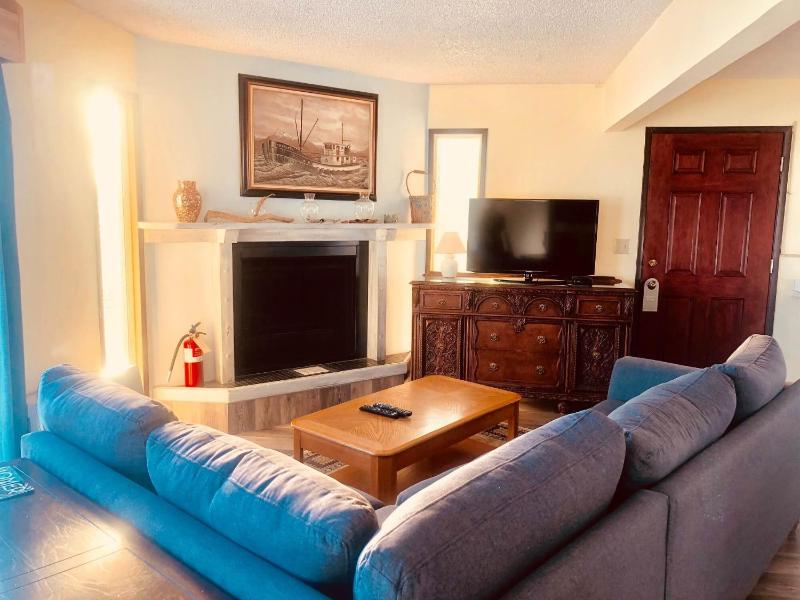 Woodside Lodge - Suite # 2 - Two Bedroom - 1 Queen and 3 Twin Beds image 4