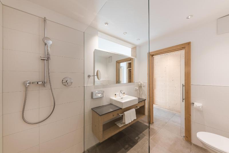 Deluxe Double Room image 4