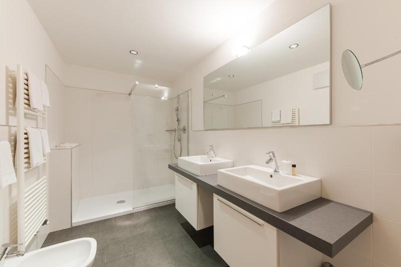 Large Double Room image 3