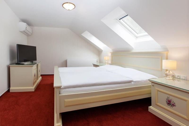 Deluxe Double Room with Shower image 4
