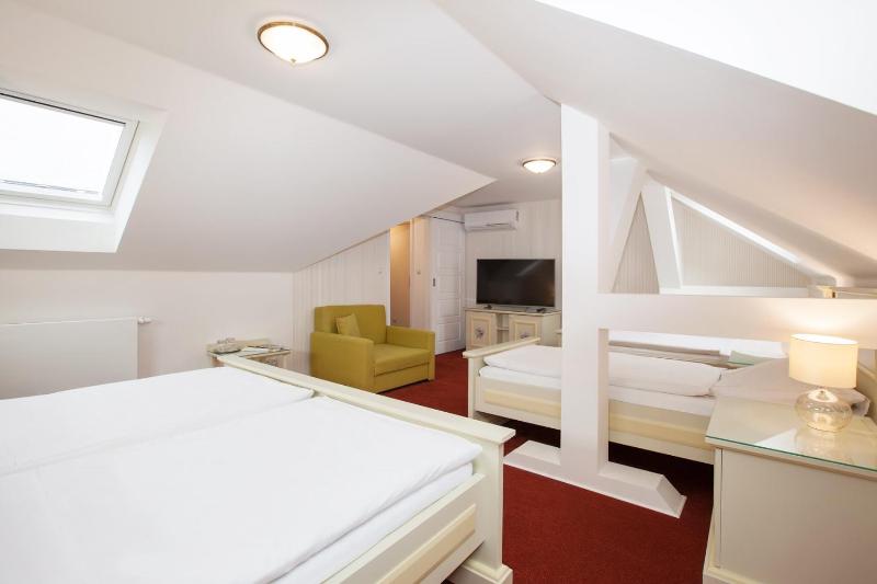 Quadruple Room image 2