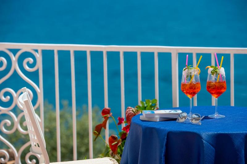 Standard Triple Room with Balcony and Sea View image 3