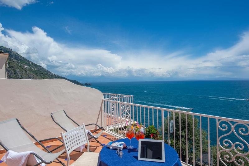 Superior Triple Room with Balcony and Sea View image 4