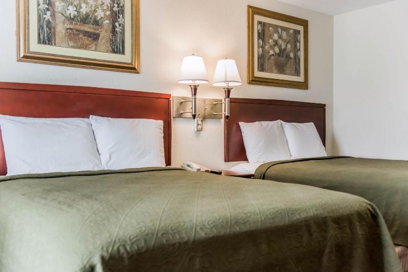 Queen Room with Two Queen Beds - Non-Smoking image 2