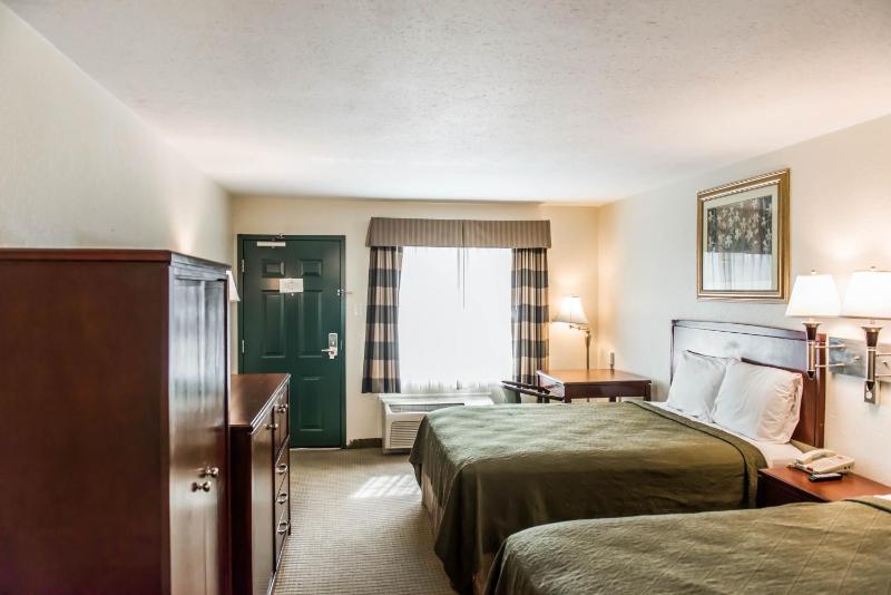 Queen Room with Two Queen Beds - Non-Smoking image 3