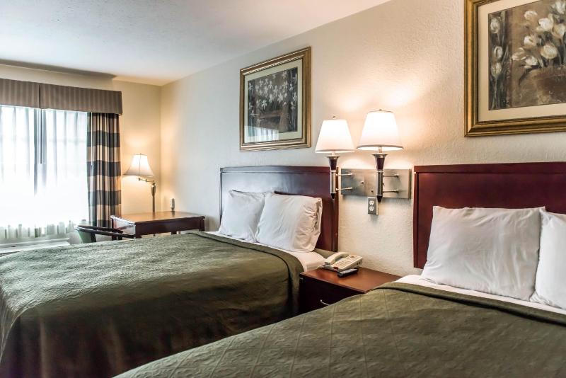 Queen Room with Two Queen Beds - Non-Smoking image 4