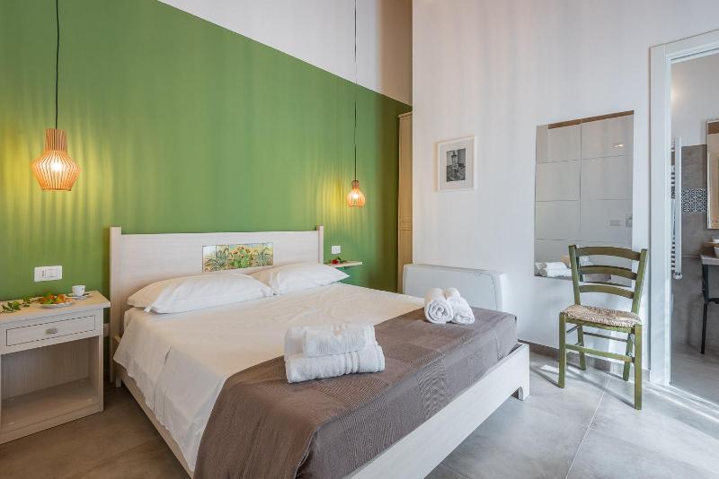 Double Room image 4