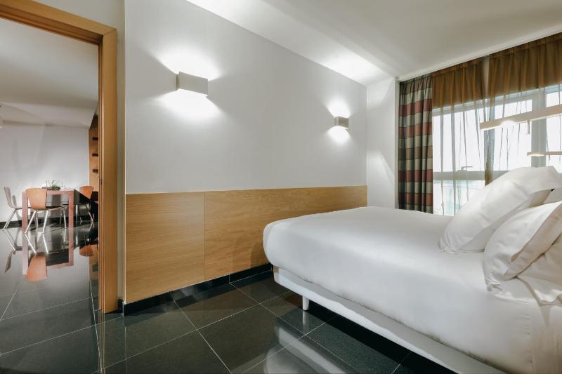 Family Room (2 Adults + 2 Children) image 3