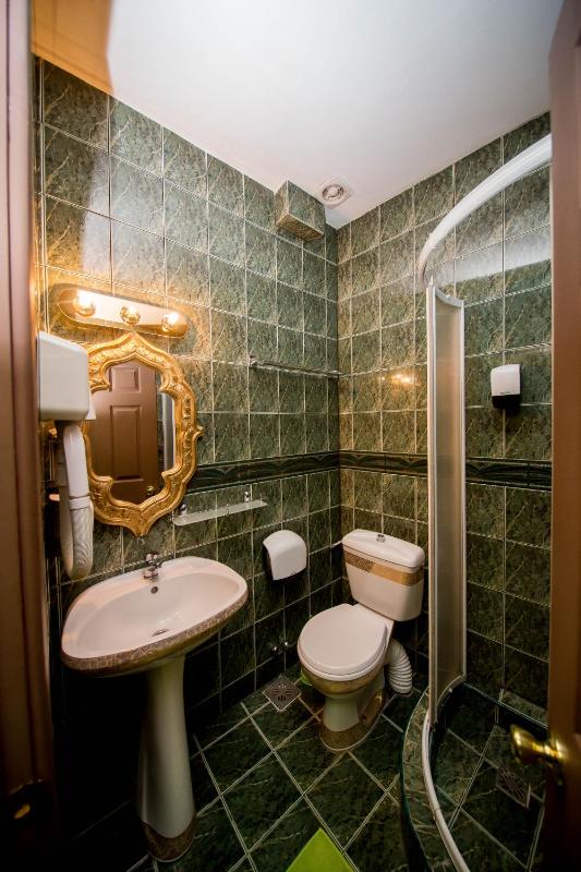 Quadruple Room image 2