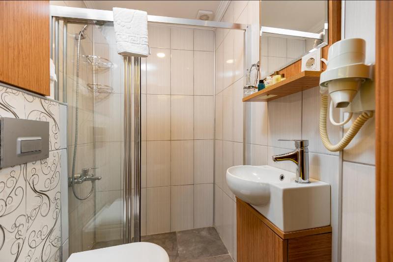 Budget Double Room image 4