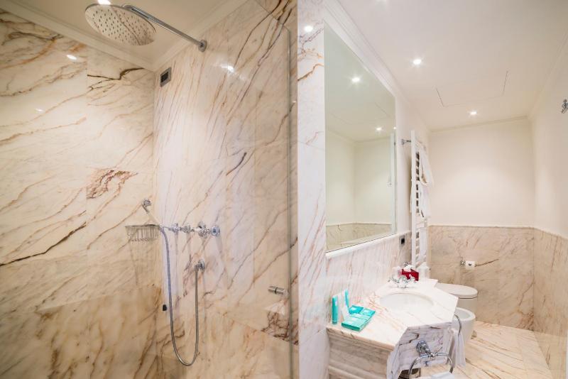 Classic Double or Twin Room image 4