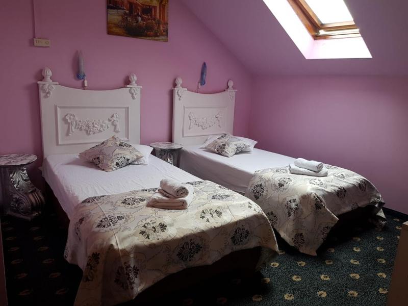 Twin Room image 3
