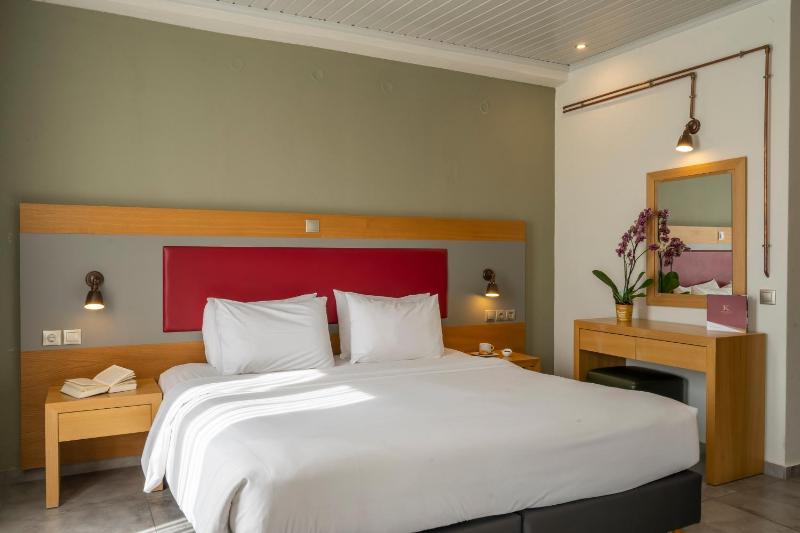 Deluxe Room with Sea View (1-4 Adults) image 2