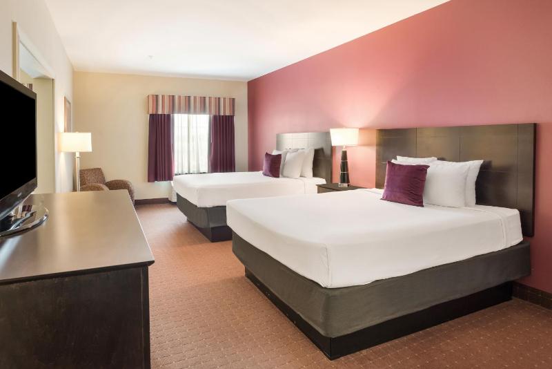 Queen Room with Two Queen Beds - Smoking image 2