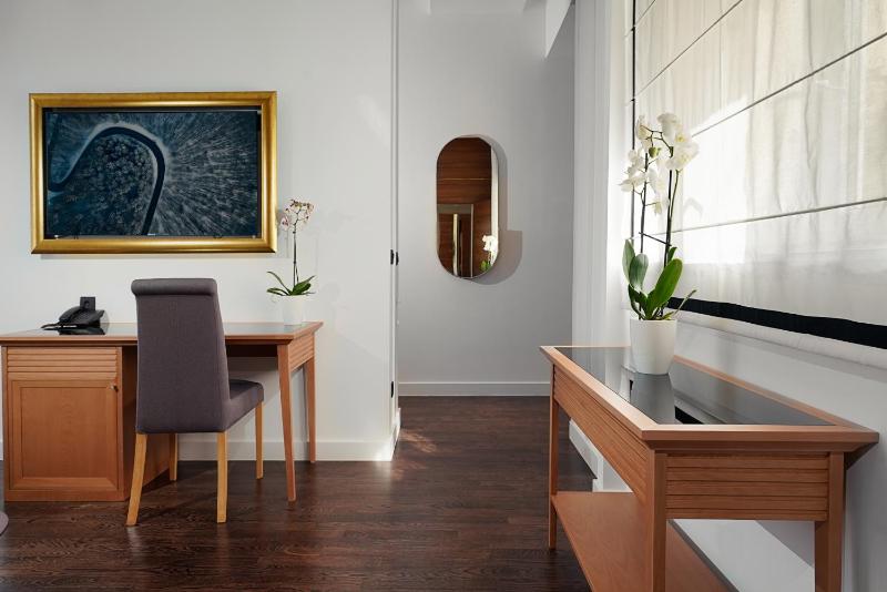 Executive Suite image 3