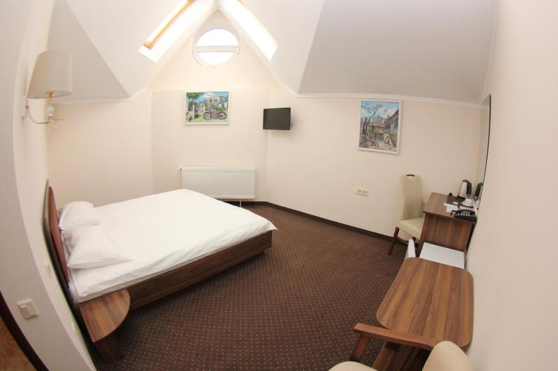 Double or Twin Room image 3