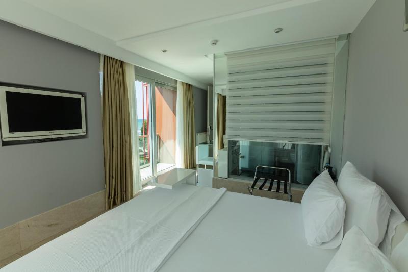 Standard Double Room with Garden View image 3