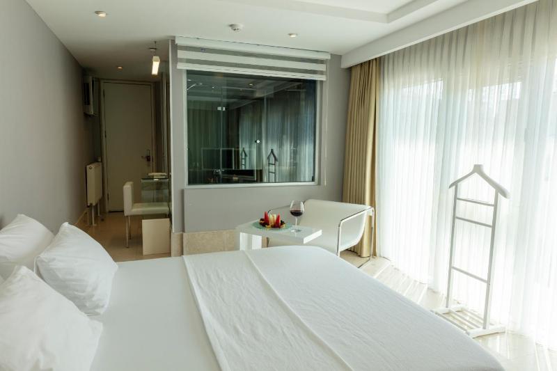 Deluxe Double Room with Sea View image 4