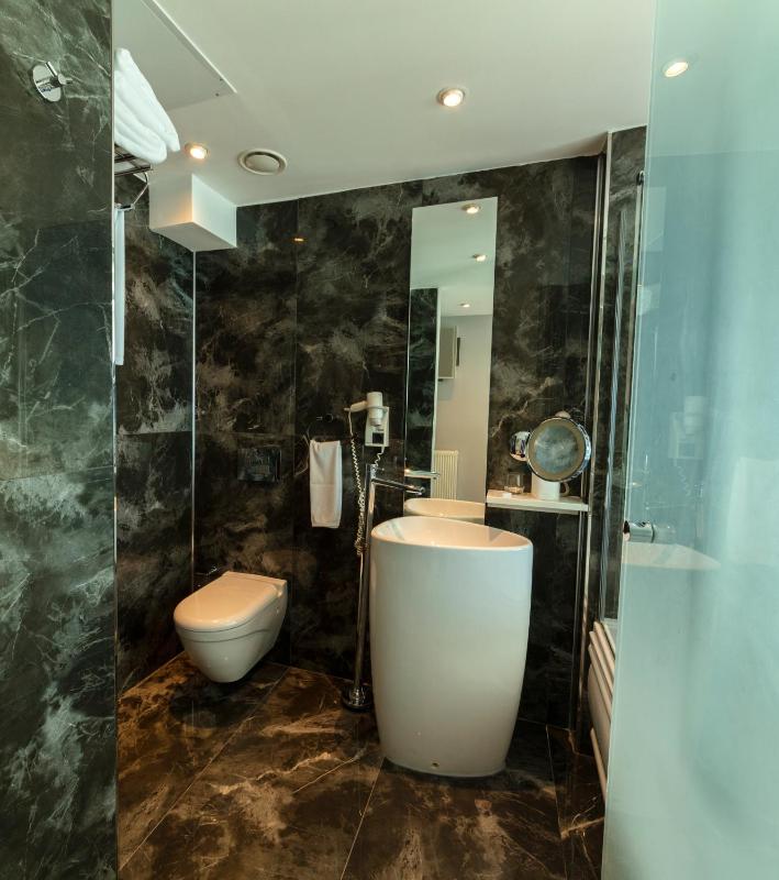 Deluxe Double Room with Sea View image 3