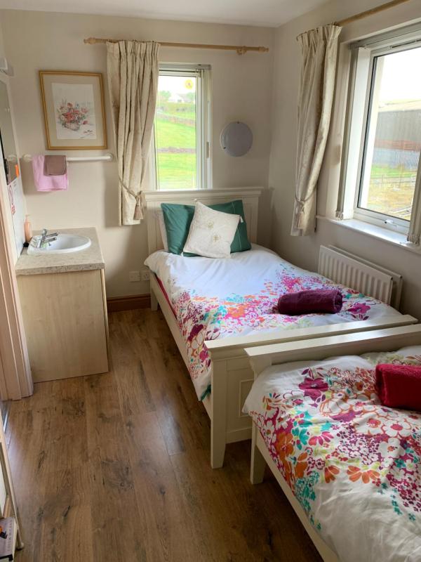 Twin Room image 2