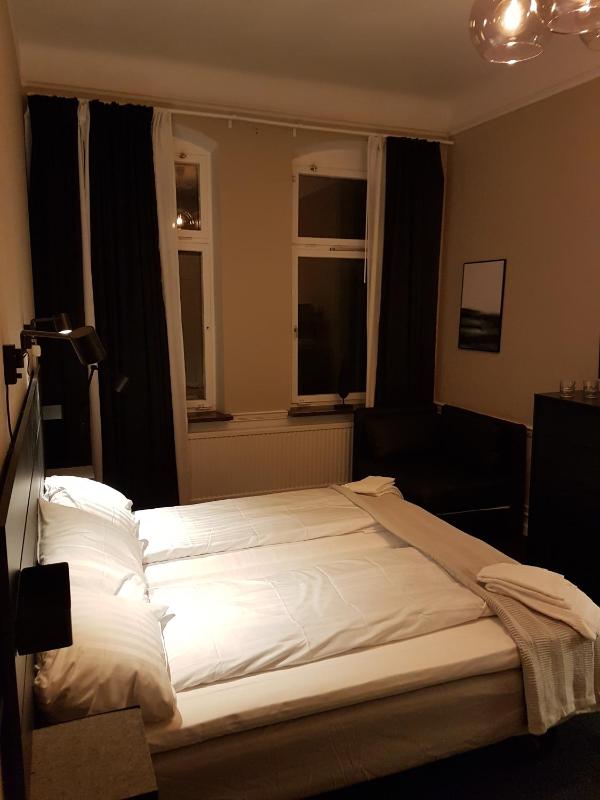 Twin Room image 2