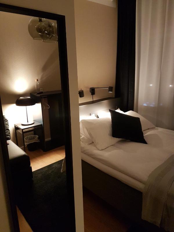 Twin Room image 3