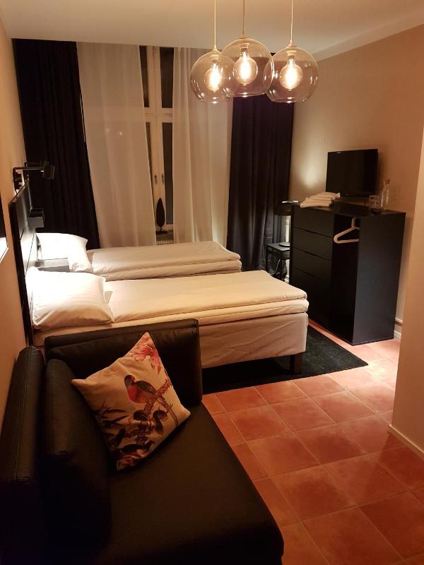 Twin Room image 4