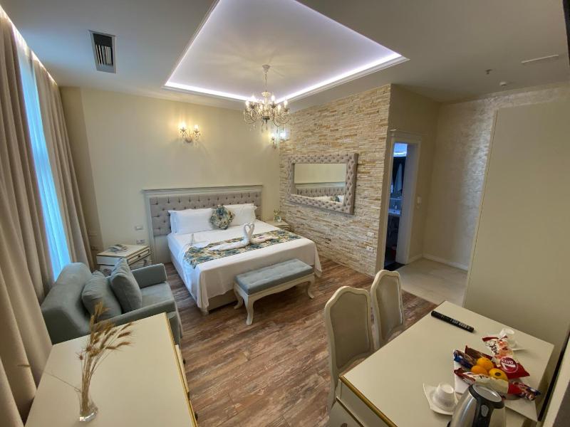 Deluxe King Suite image 4
