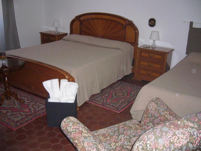 Triple Room with Shared Bathroom image 4